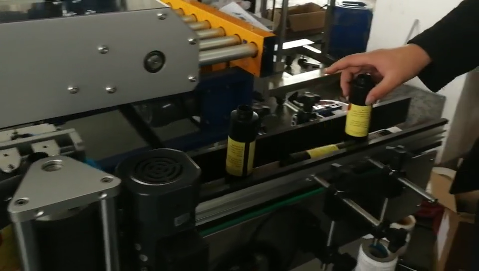 Automatic Round Jar Label Applicator Machine Adhesive Wine Round Bottle Labeling Machine Wrap-around Positioning Labeling Machine